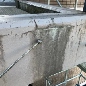 外壁の劣化によるひび割れの発生